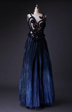 许少玲伟德国际victor1946服装设计《诚信有期》