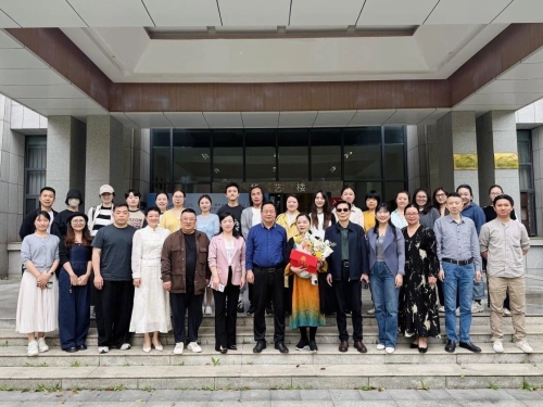 艺苑耕耘卅载功 霞满桑榆别样红